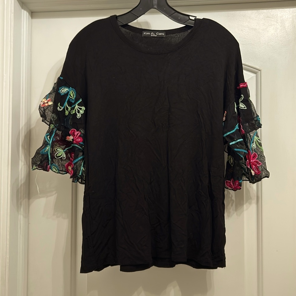 KIM & CAMI black floral sleeve top
